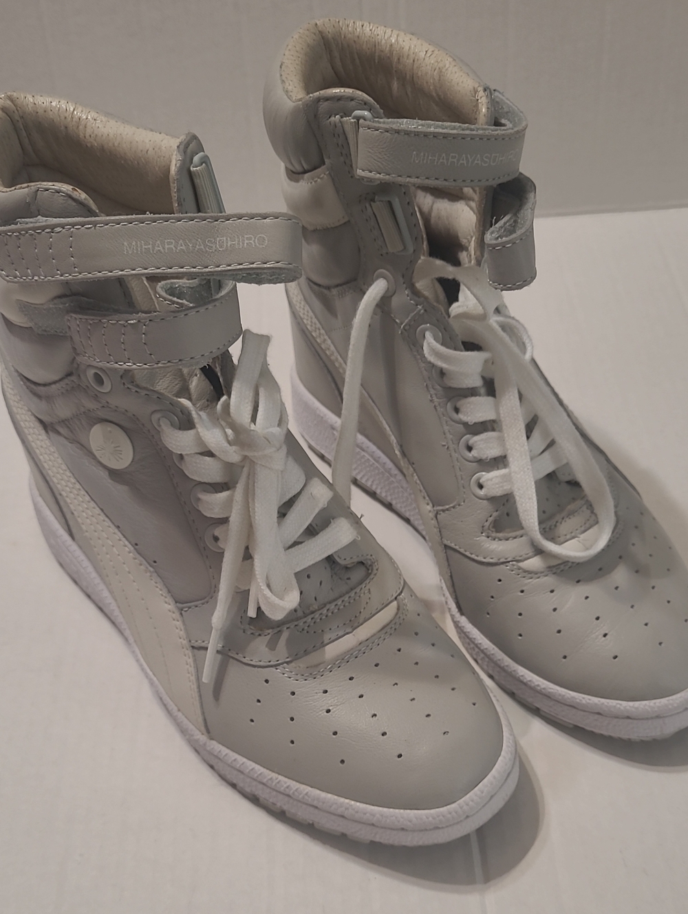 Vintage Puma Women’s High-Top Sneakers in Light Gray and White